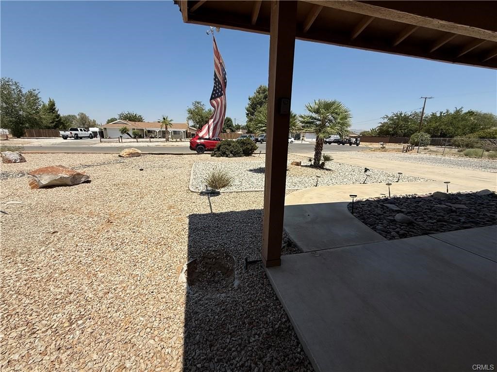 21275 Pocomoke Road Apple Valley, CA 92308 - Photo 5 of 40 a view of a terrace