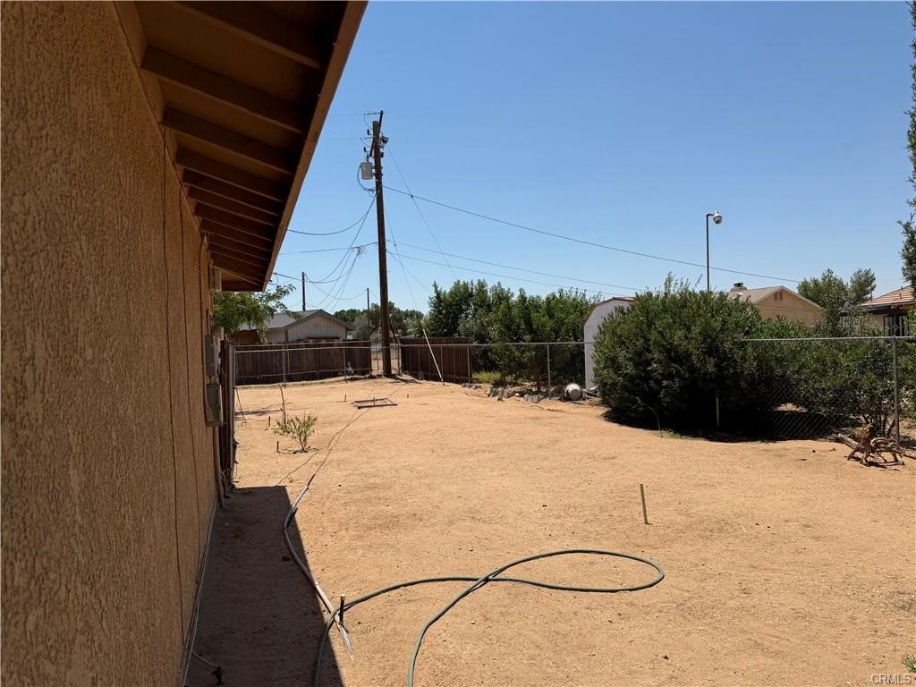 21275 Pocomoke Road Apple Valley, CA 92308 - Photo 6 of 40 a view of a backyard