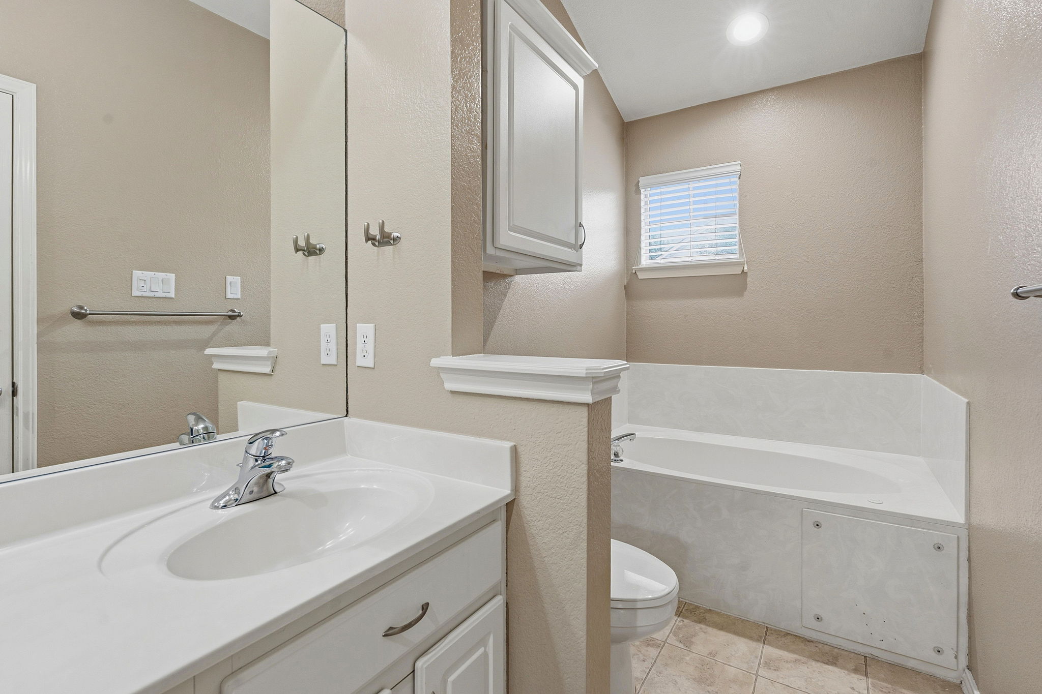 1900 Scofield Ridge Parkway, Unit 3002 Austin, TX 78727 - Photo 14 of 23 a bathroom with a sink a toilet and a bathtub