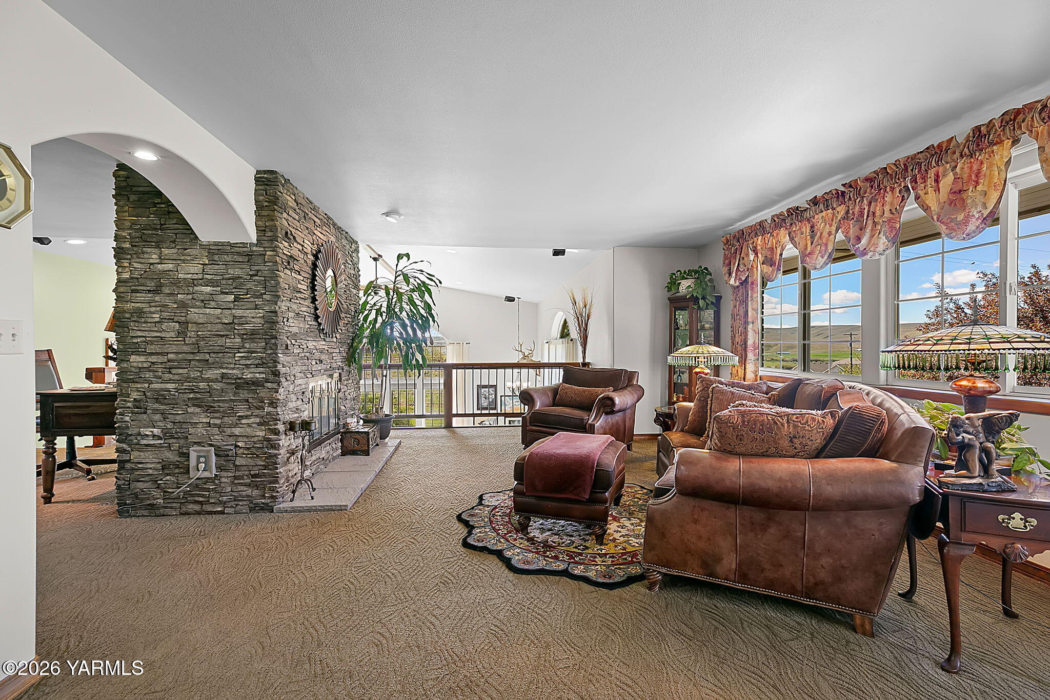 10161 North Wenas Road Selah, WA 98942 - Photo 18 of 48 a living room with furniture and a floor to ceiling window