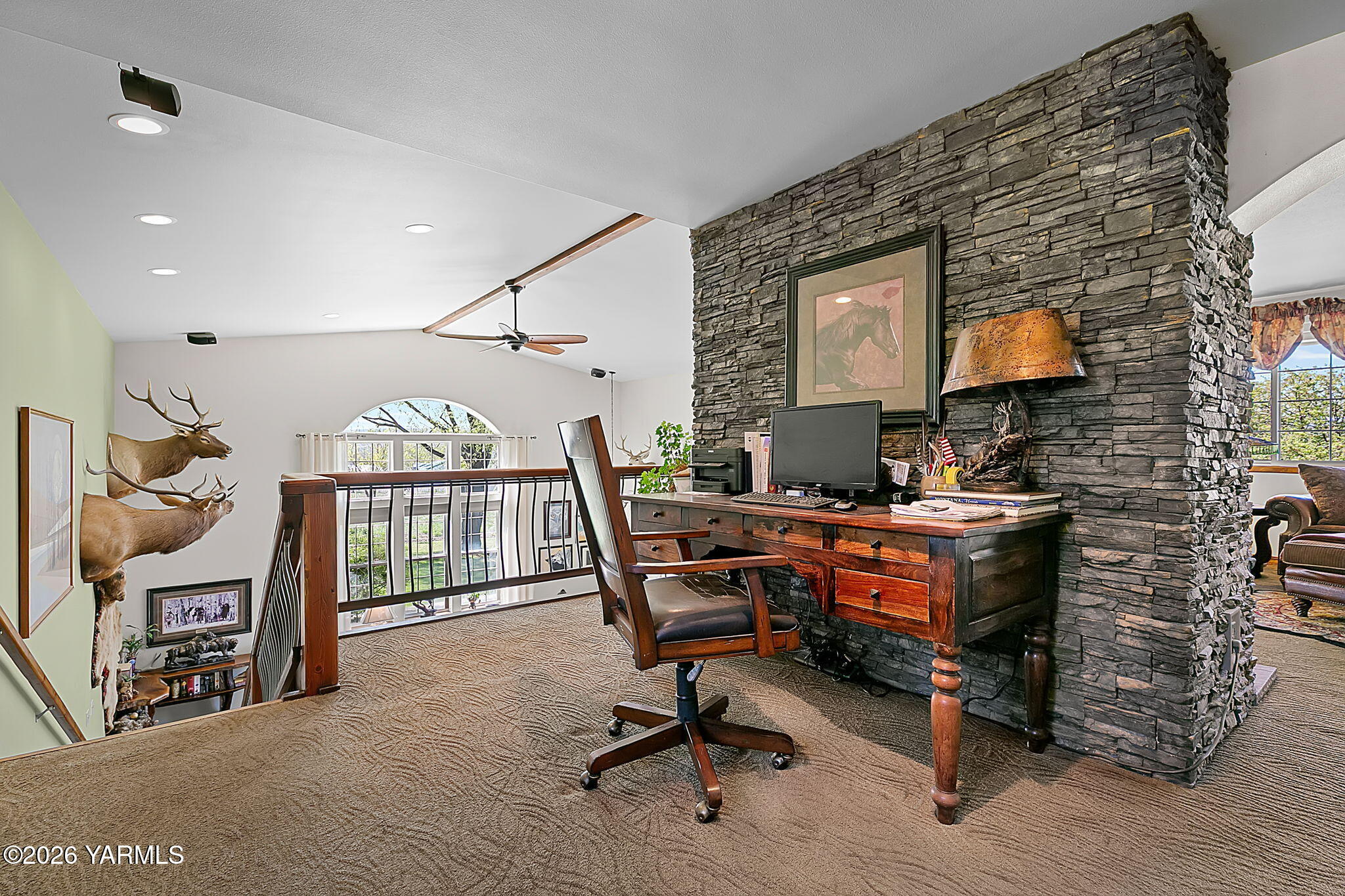 10161 North Wenas Road Selah, WA 98942 - Photo 19 of 48 a workspace with furniture and window