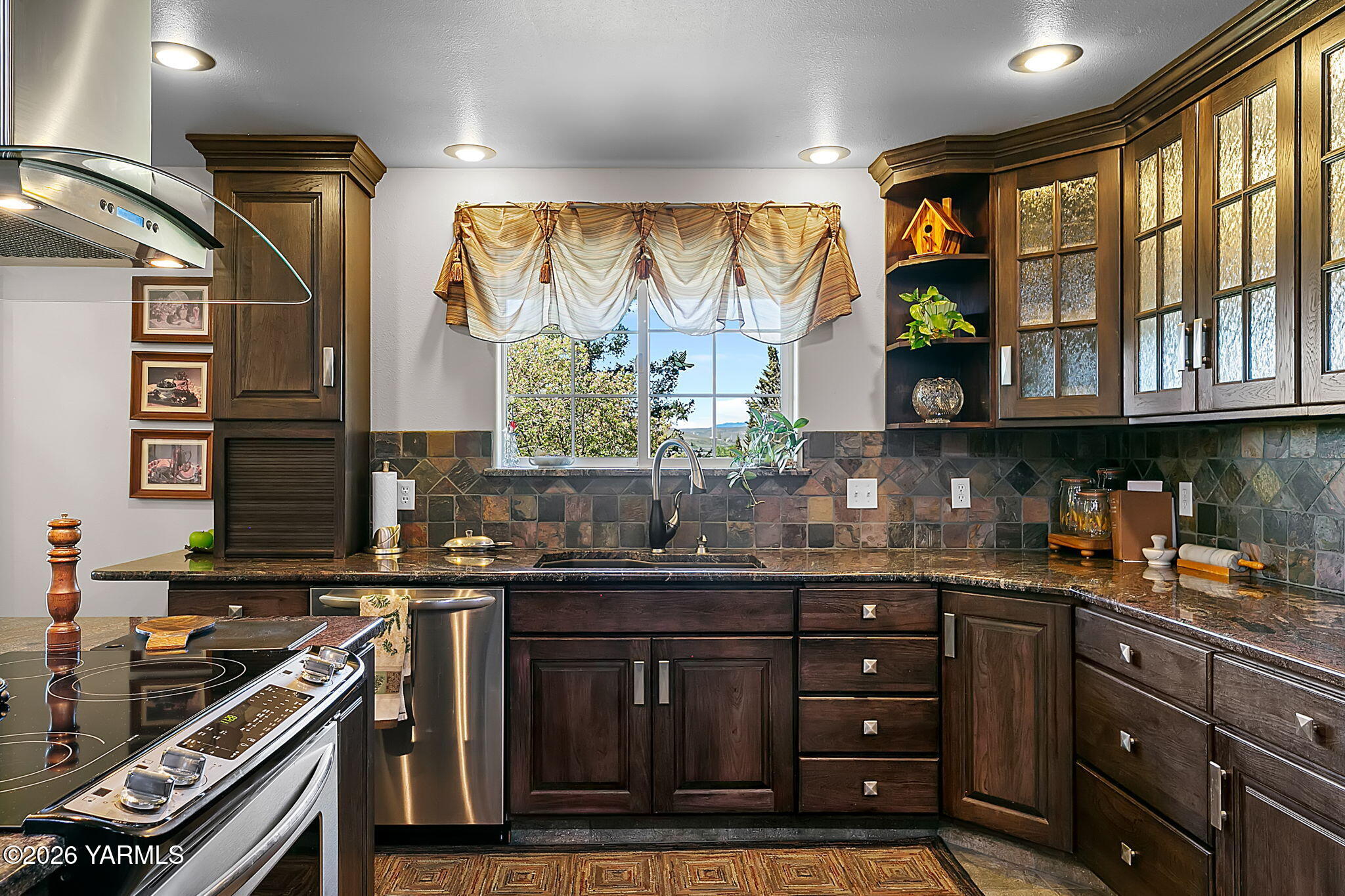 10161 North Wenas Road Selah, WA 98942 - Photo 23 of 48 a kitchen with a sink stove and cabinets