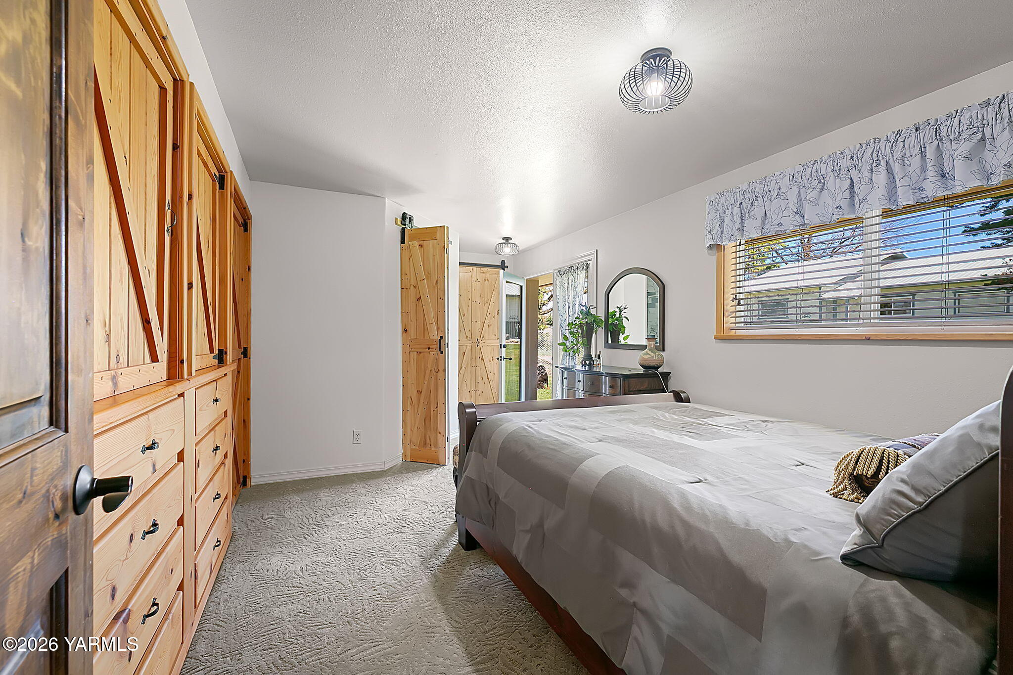 10161 North Wenas Road Selah, WA 98942 - Photo 24 of 48 a bedroom with a bed window and flowerpot