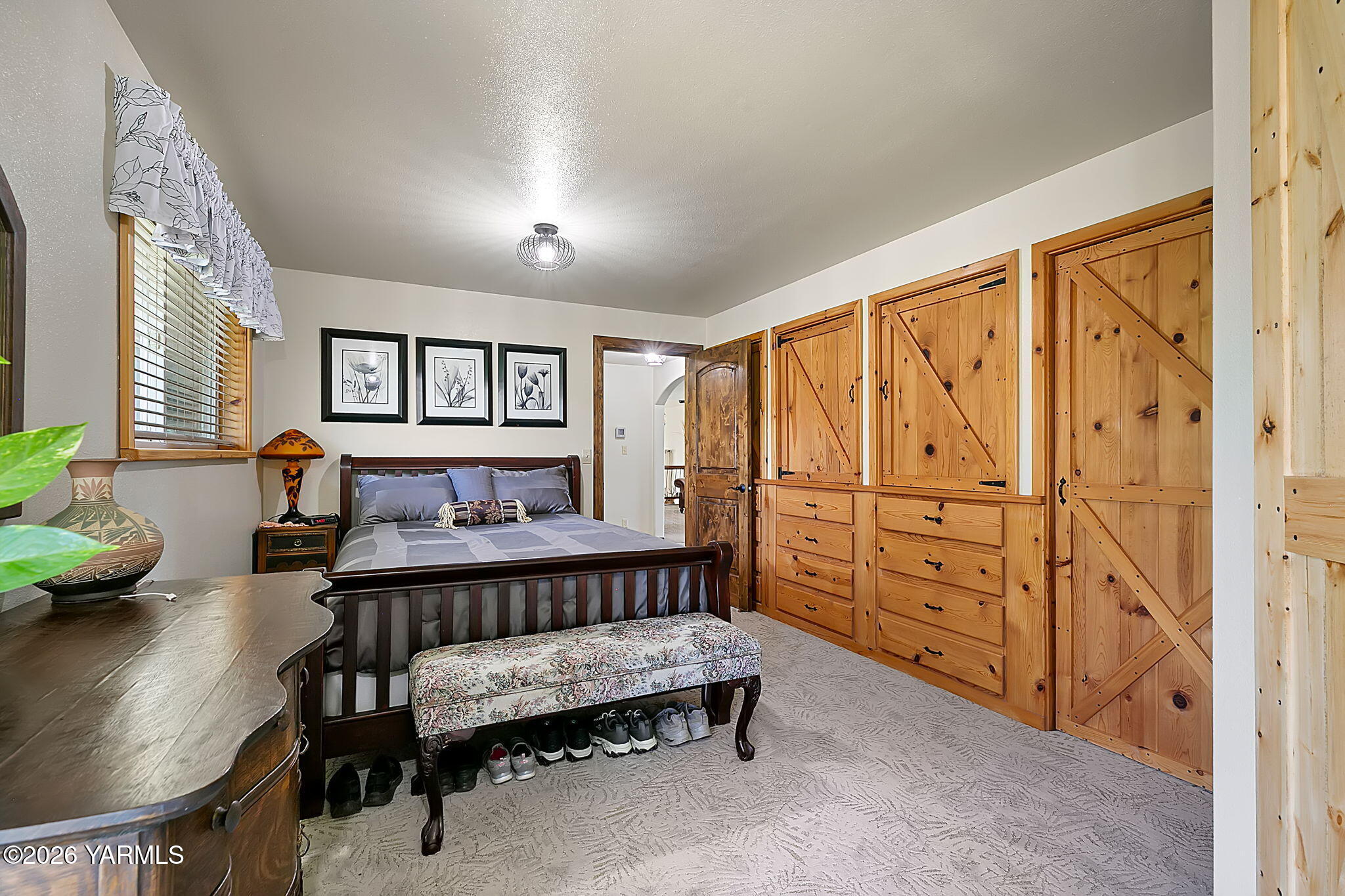10161 North Wenas Road Selah, WA 98942 - Photo 25 of 48 a bedroom with furniture and a window