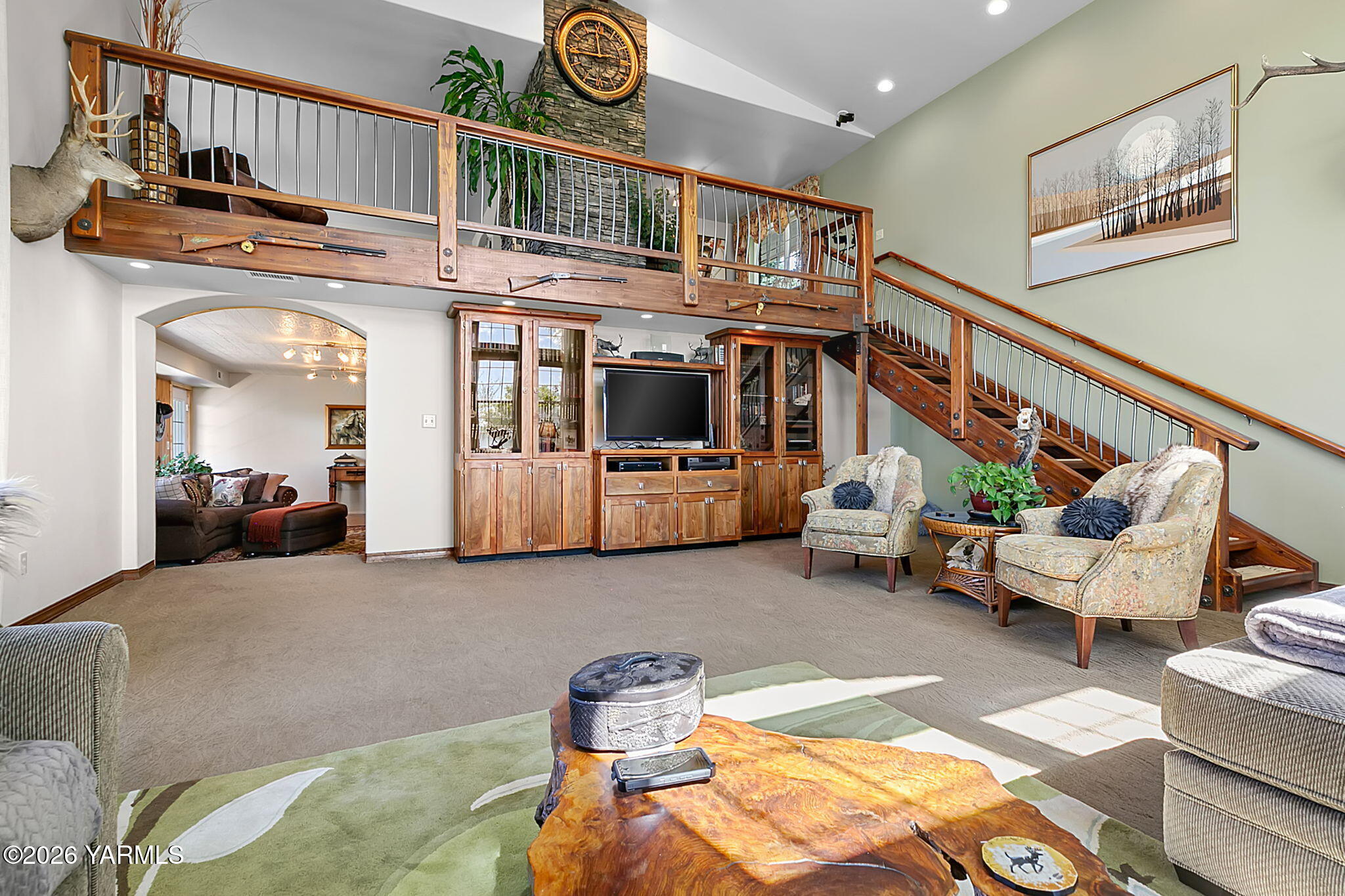 10161 North Wenas Road Selah, WA 98942 - Photo 29 of 48 a living room with furniture