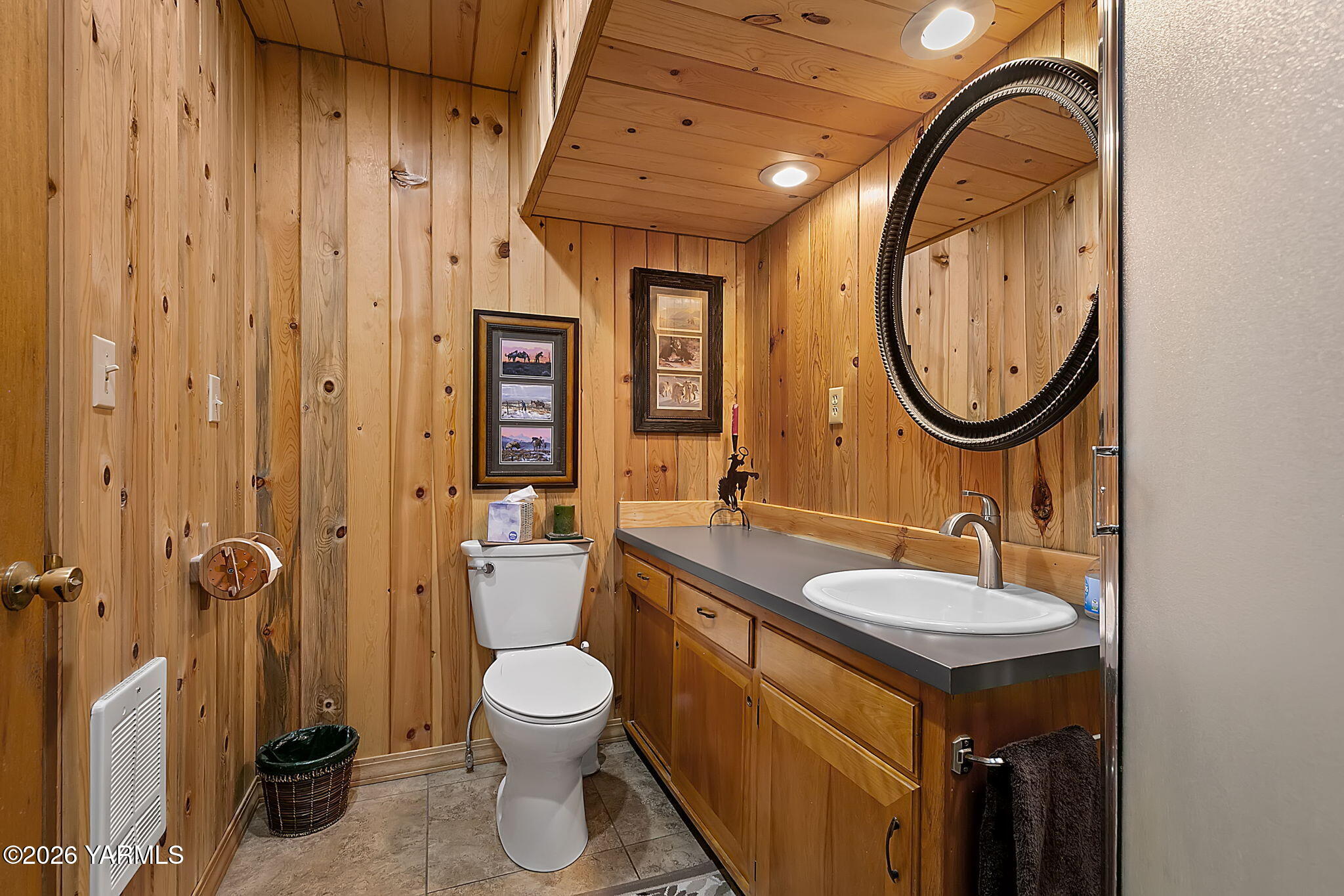 10161 North Wenas Road Selah, WA 98942 - Photo 30 of 48 a bathroom with a toilet sink and mirror