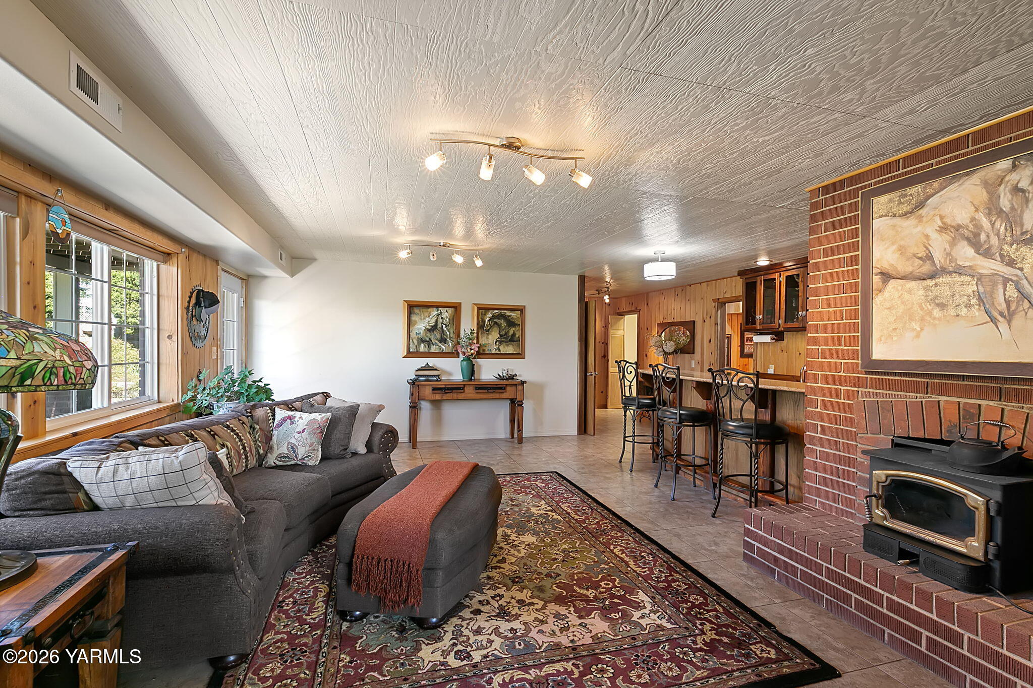 10161 North Wenas Road Selah, WA 98942 - Photo 31 of 48 a living room with furniture and a fireplace