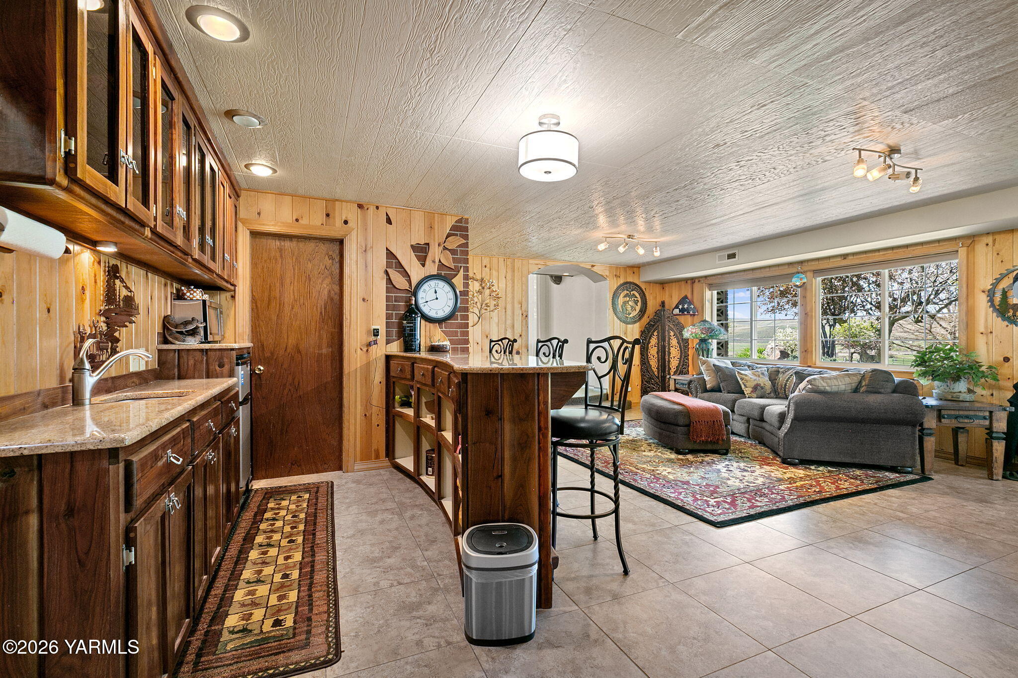 10161 North Wenas Road Selah, WA 98942 - Photo 32 of 48 a living room with furniture a rug and a large window
