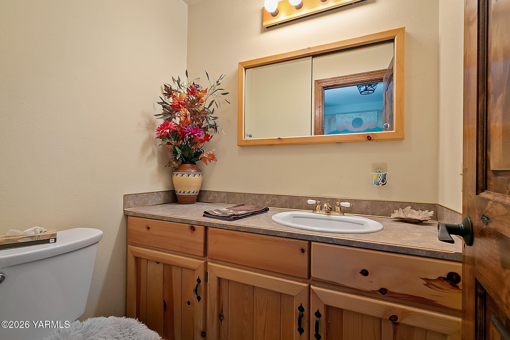 10161 North Wenas Road Selah, WA 98942 - Photo 33 of 48 a bathroom with a toilet sink and mirror