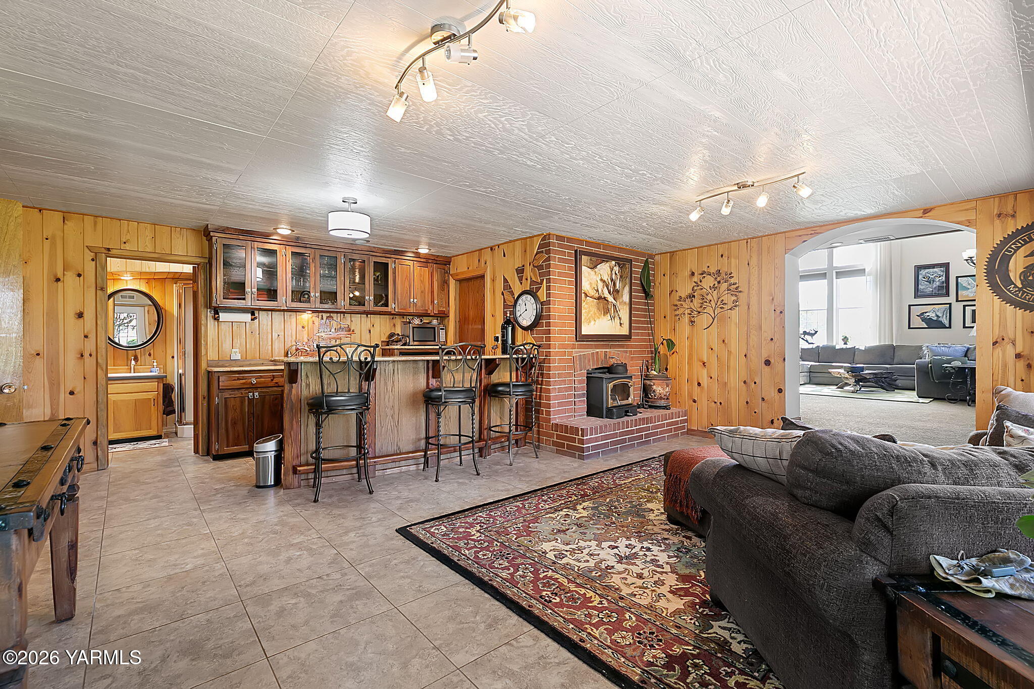 10161 North Wenas Road Selah, WA 98942 - Photo 34 of 48 a living room with lots of furniture and kitchen view