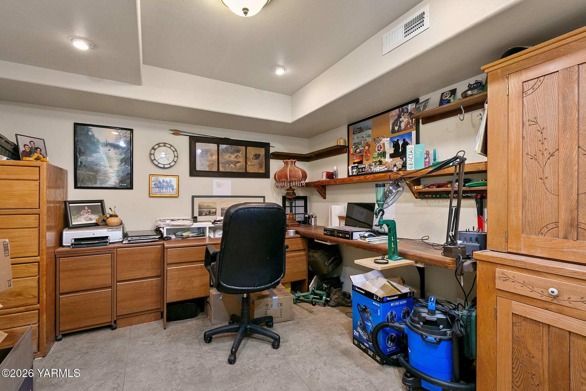 10161 North Wenas Road Selah, WA 98942 - Photo 35 of 48 a view of a workspace with furniture and a window