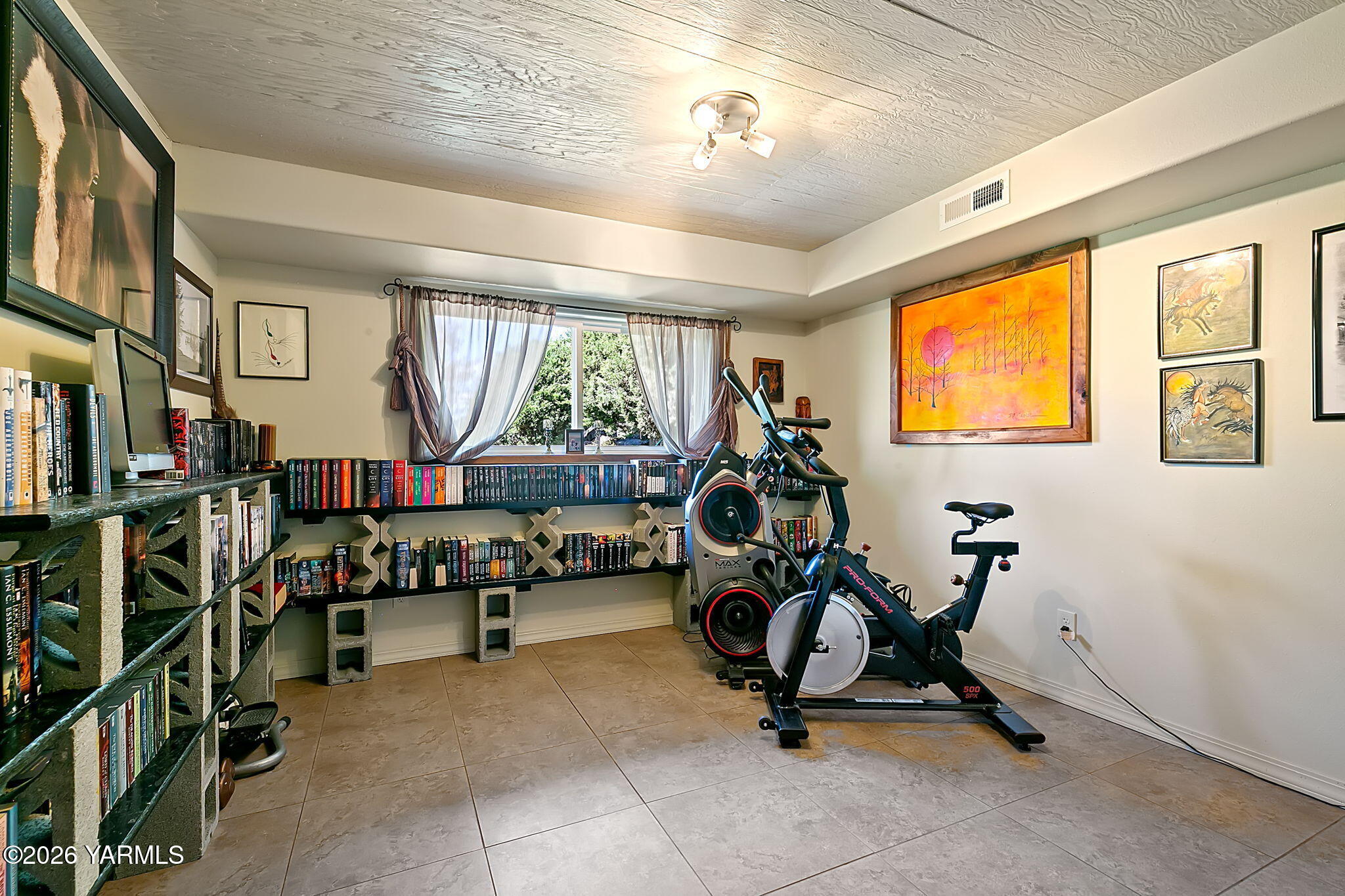 10161 North Wenas Road Selah, WA 98942 - Photo 36 of 48 a view of a room with gym equipment