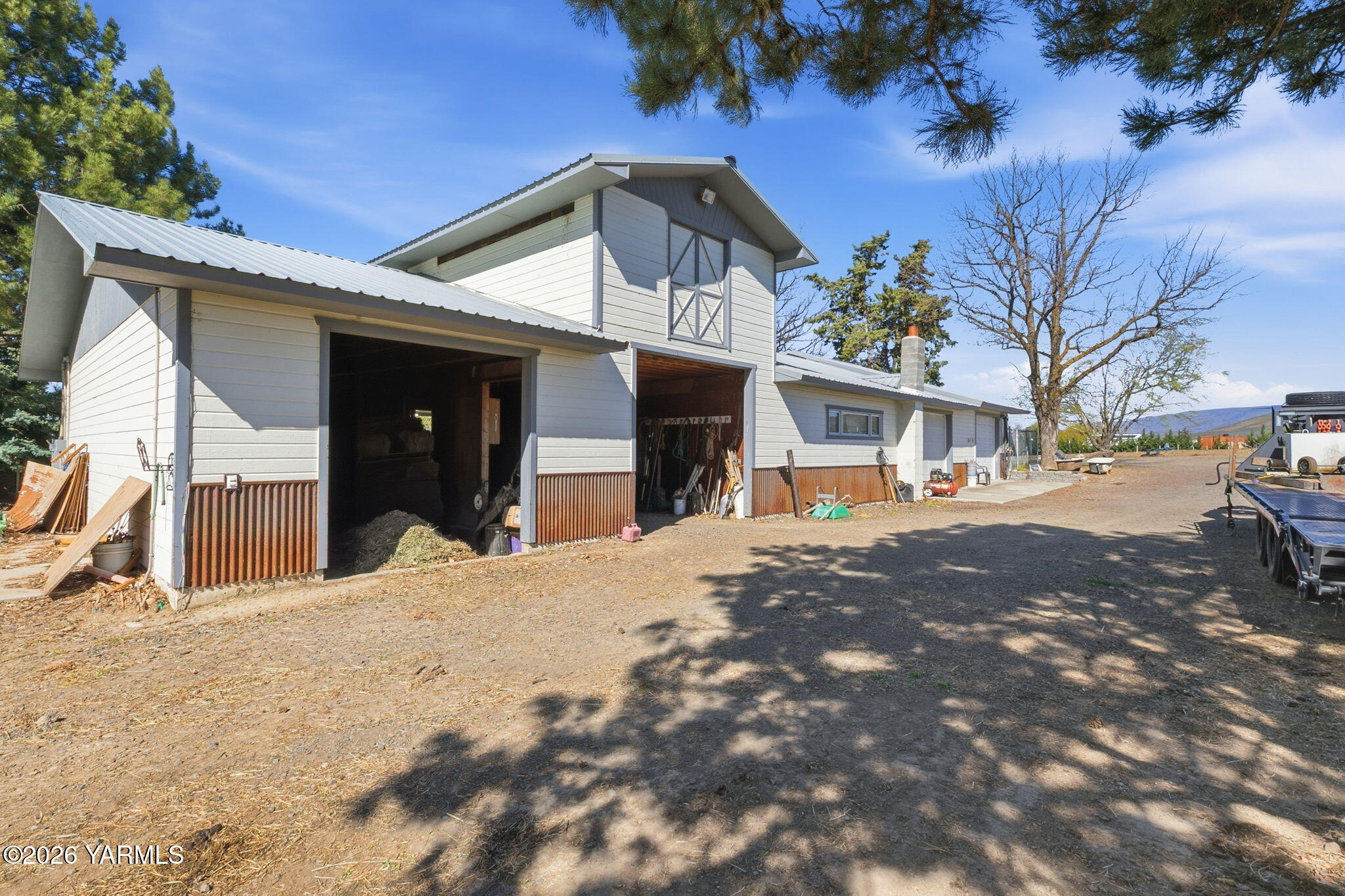 10161 North Wenas Road Selah, WA 98942 - Photo 38 of 48 a front view of a house with a yard