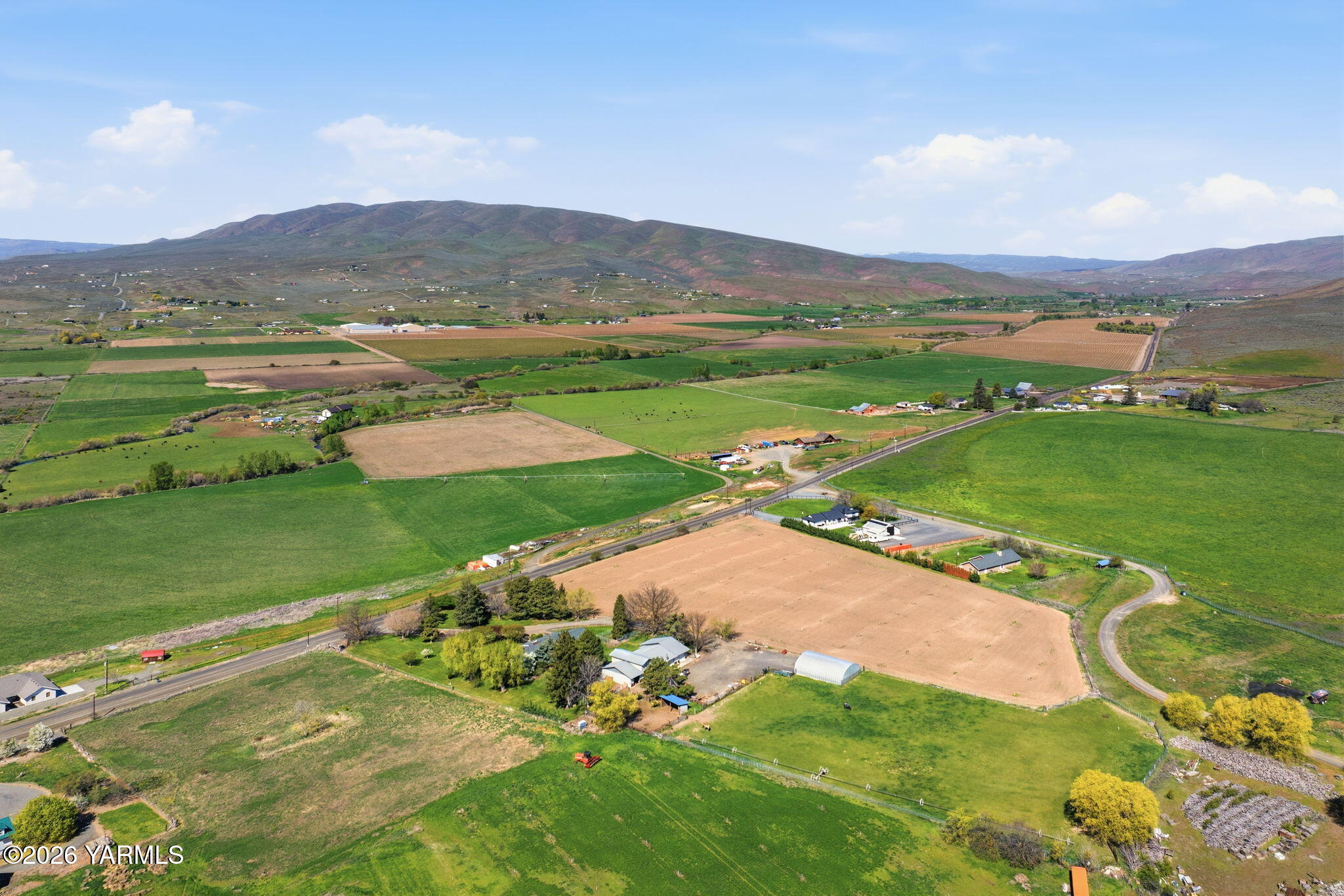 10161 North Wenas Road Selah, WA 98942 - Photo 40 of 48 an aerial view of a houses with outdoor space and mountain view in back