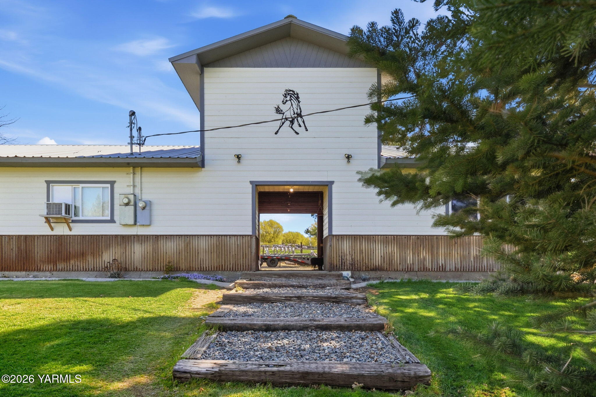 10161 North Wenas Road Selah, WA 98942 - Photo 4 of 48 a front view of a house with a yard