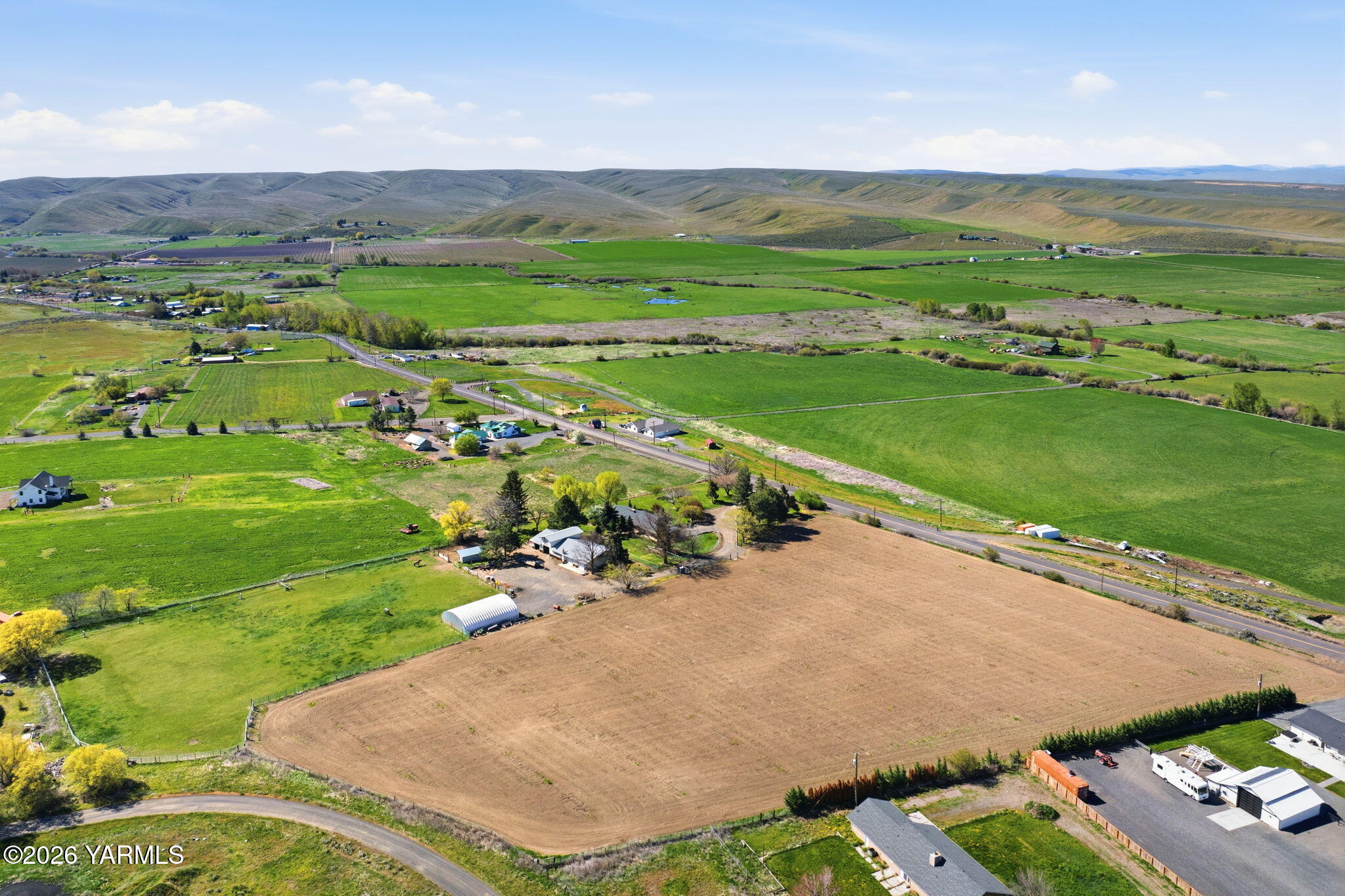 10161 North Wenas Road Selah, WA 98942 - Photo 41 of 48 an aerial view of a houses with a yard and lake view
