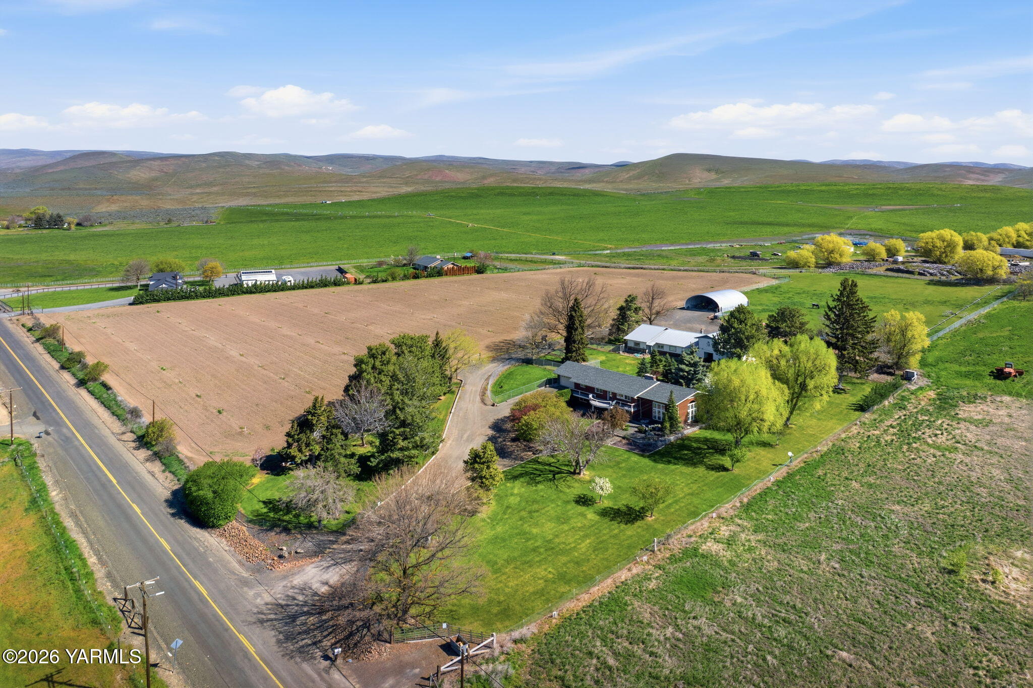 10161 North Wenas Road Selah, WA 98942 - Photo 43 of 48 an aerial view of beach and residential houses with outdoor space