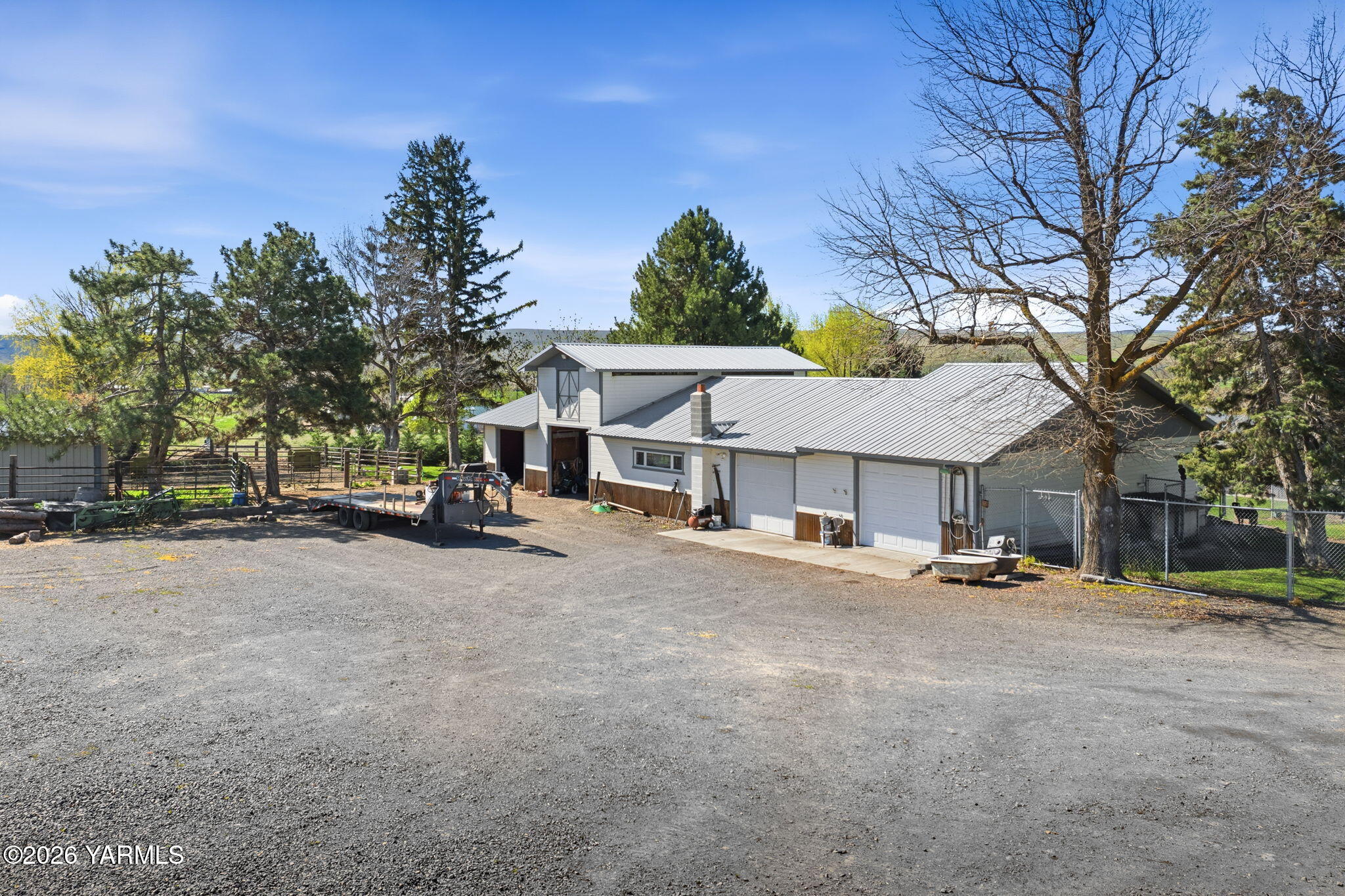 10161 North Wenas Road Selah, WA 98942 - Photo 5 of 48 a view of a street with houses