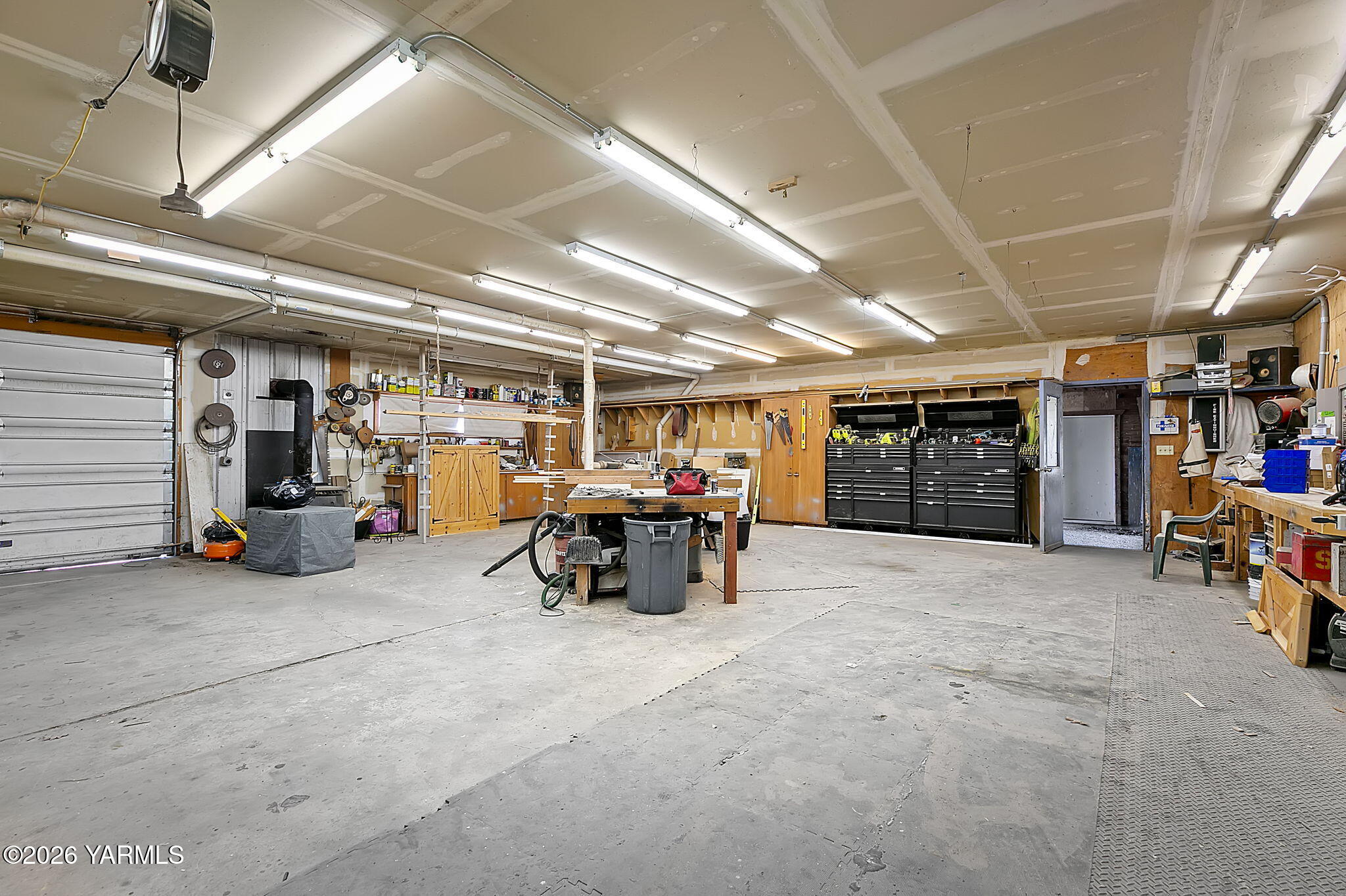 10161 North Wenas Road Selah, WA 98942 - Photo 6 of 48 a view of a garage with storage