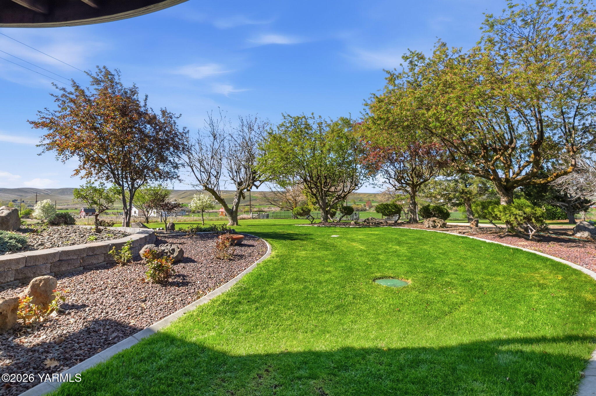 10161 North Wenas Road Selah, WA 98942 - Photo 10 of 48 a view of a garden with trees
