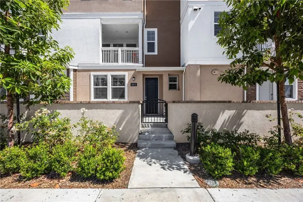 $875,000 | 155 West La Palma Avenue, Unit 3, Anaheim, CA 92801