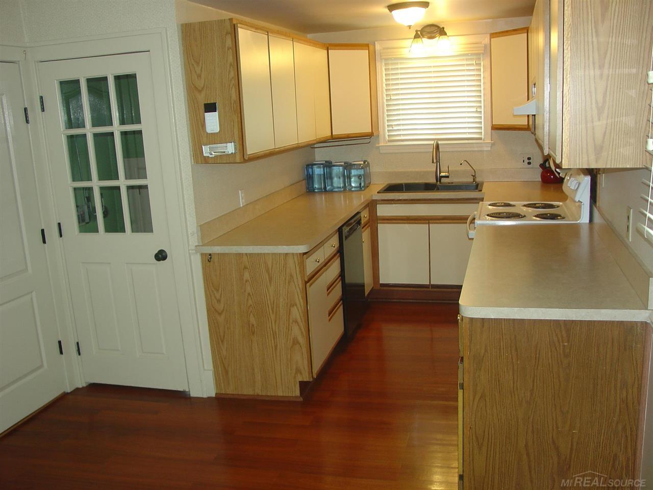 32519 Utica Road Fraser, MI 48026 - Photo 12 of 21 50048380-11.JPG