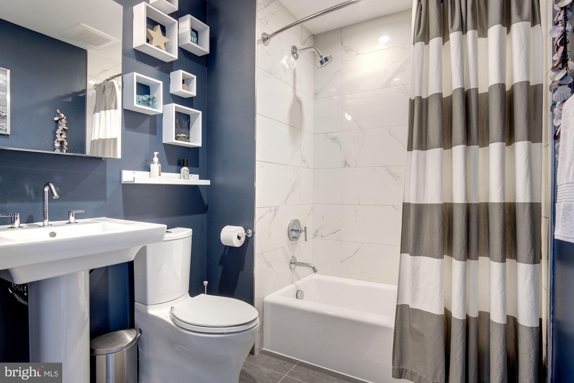 45 Sutton Square Southwest, Unit 1120 Washington, DC 20024 - Photo 21 of 39 Stylish 2nd/guest bath w/shower & tub