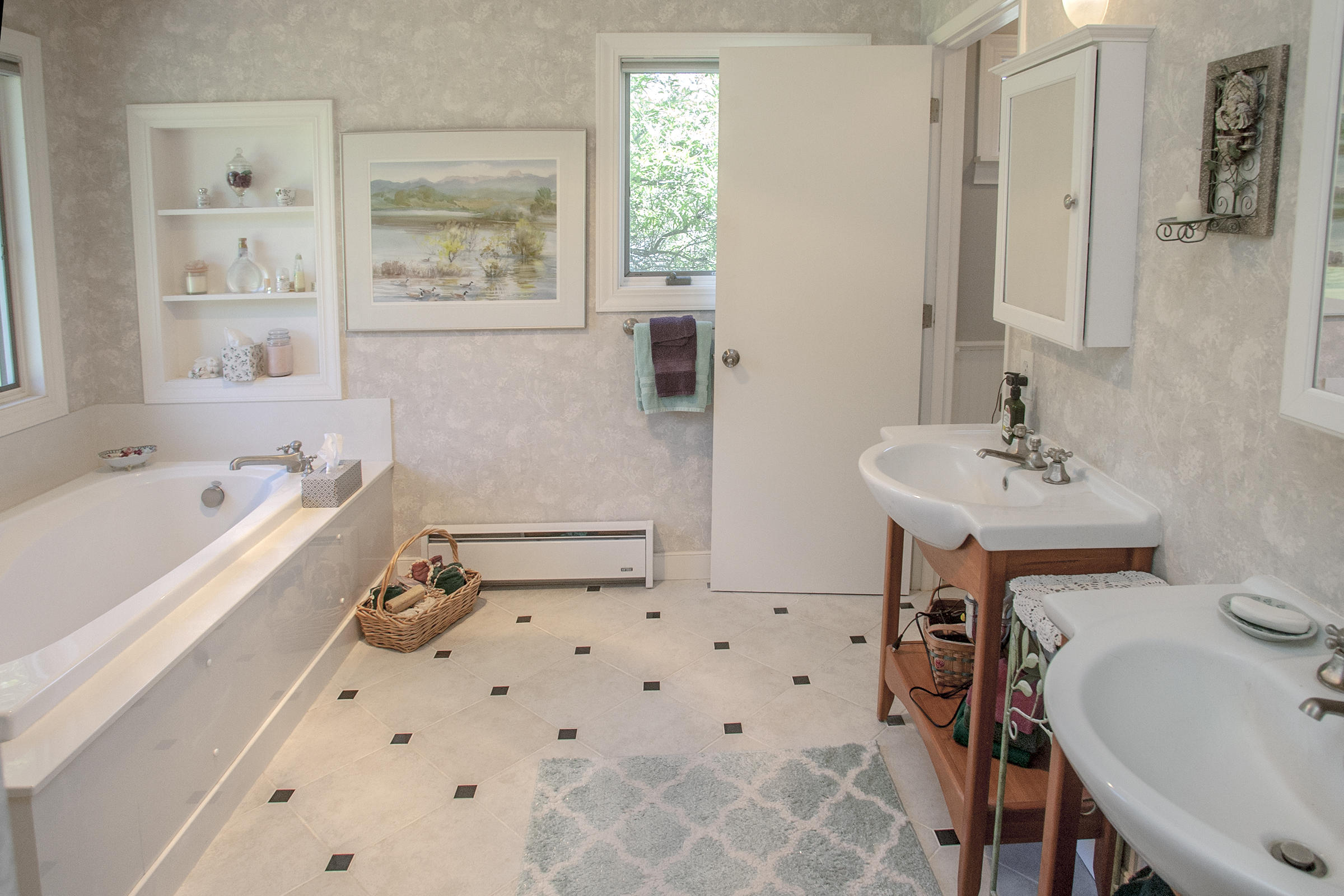1925 Old Stage Road Central Point, OR 97502 - Photo 18 of 34 a bathroom with a sink and a bathtub