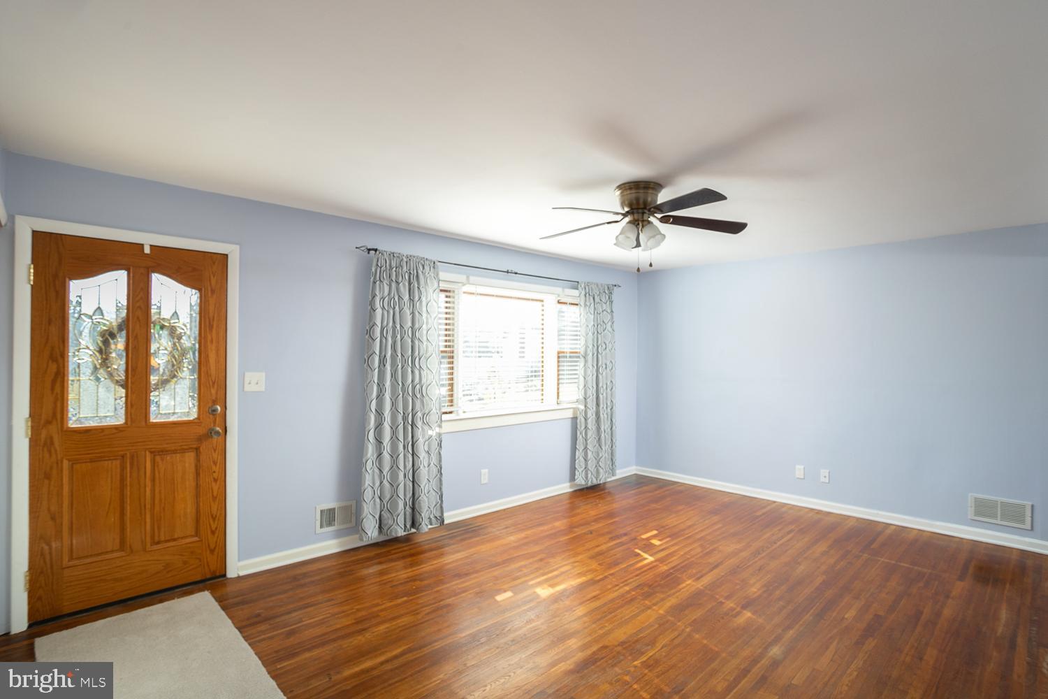 26 Hilton Road Mount Holly, NJ 08060 - Photo 4 of 21 Front entry into LR