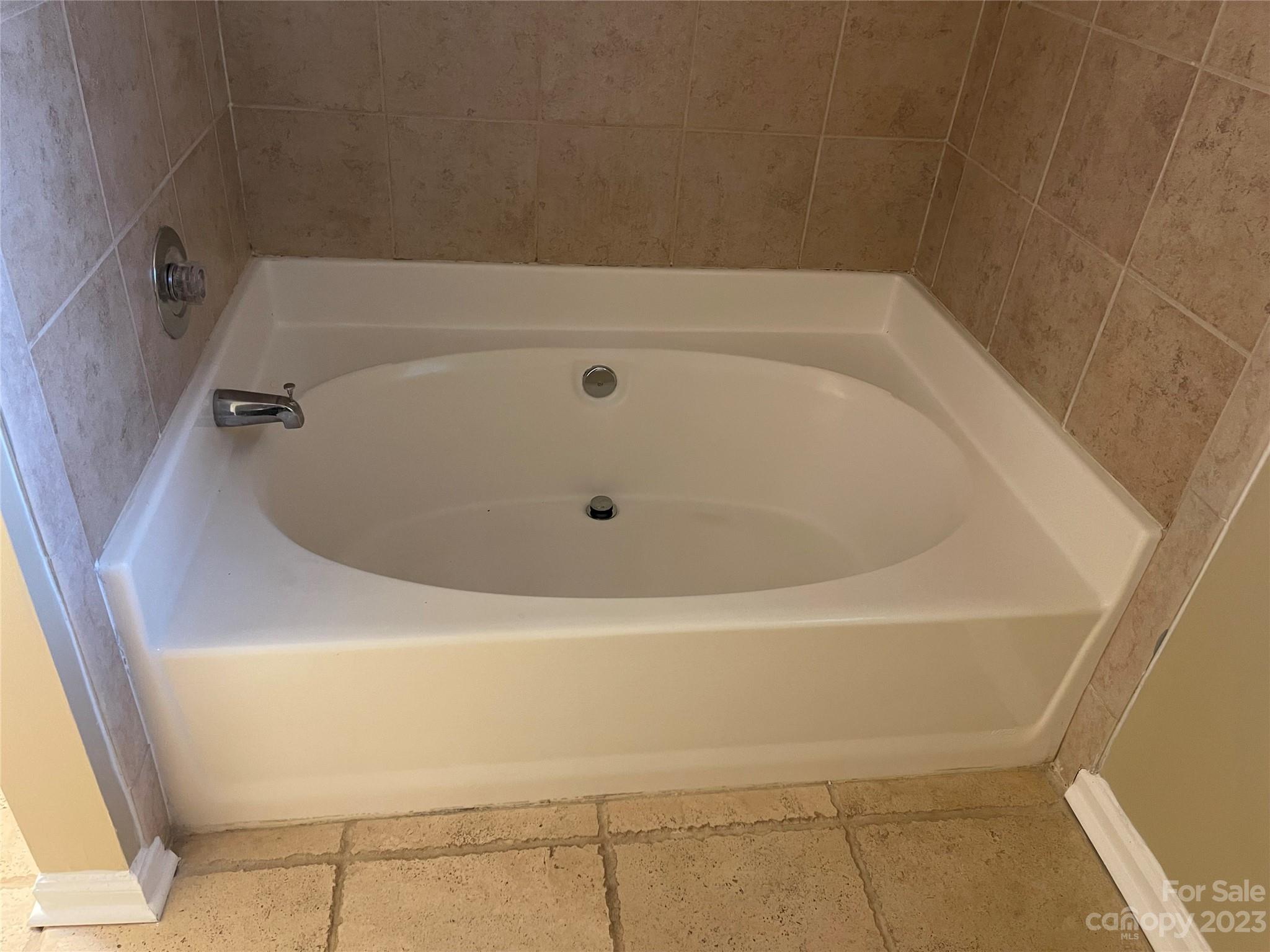 10427 Fairway Ridge Road Charlotte, NC 28277 - Photo 12 of 21 a bathroom with a tub