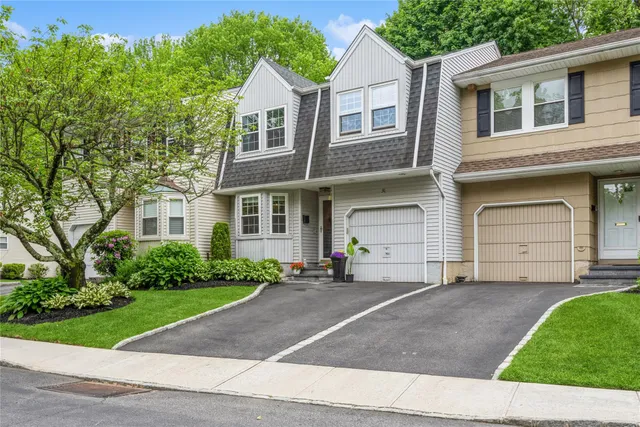 $899,000 | 31 Manors Drive, Jericho, NY 11753