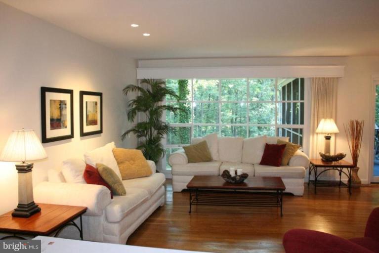 10212 Vale Road Vienna, VA 22181 - Photo 3 of 27 Living Room