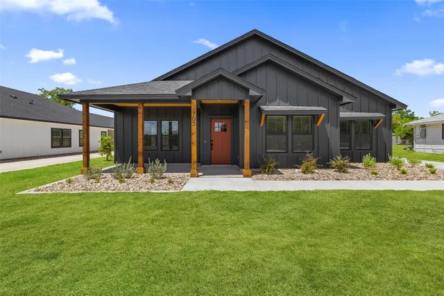 $549,999 | 705 Sloan Street, Taylor, TX 76574
