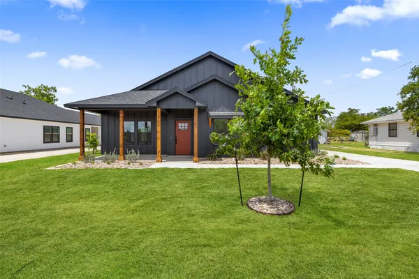 a view of a house with a backyard