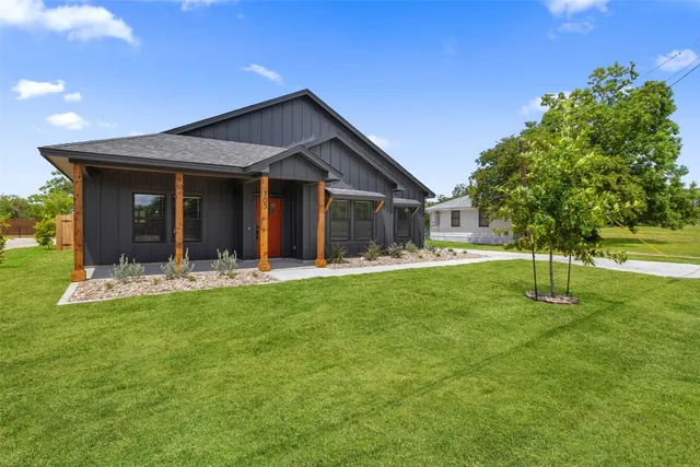 $549,999 | 705 Sloan Street, Taylor, TX 76574