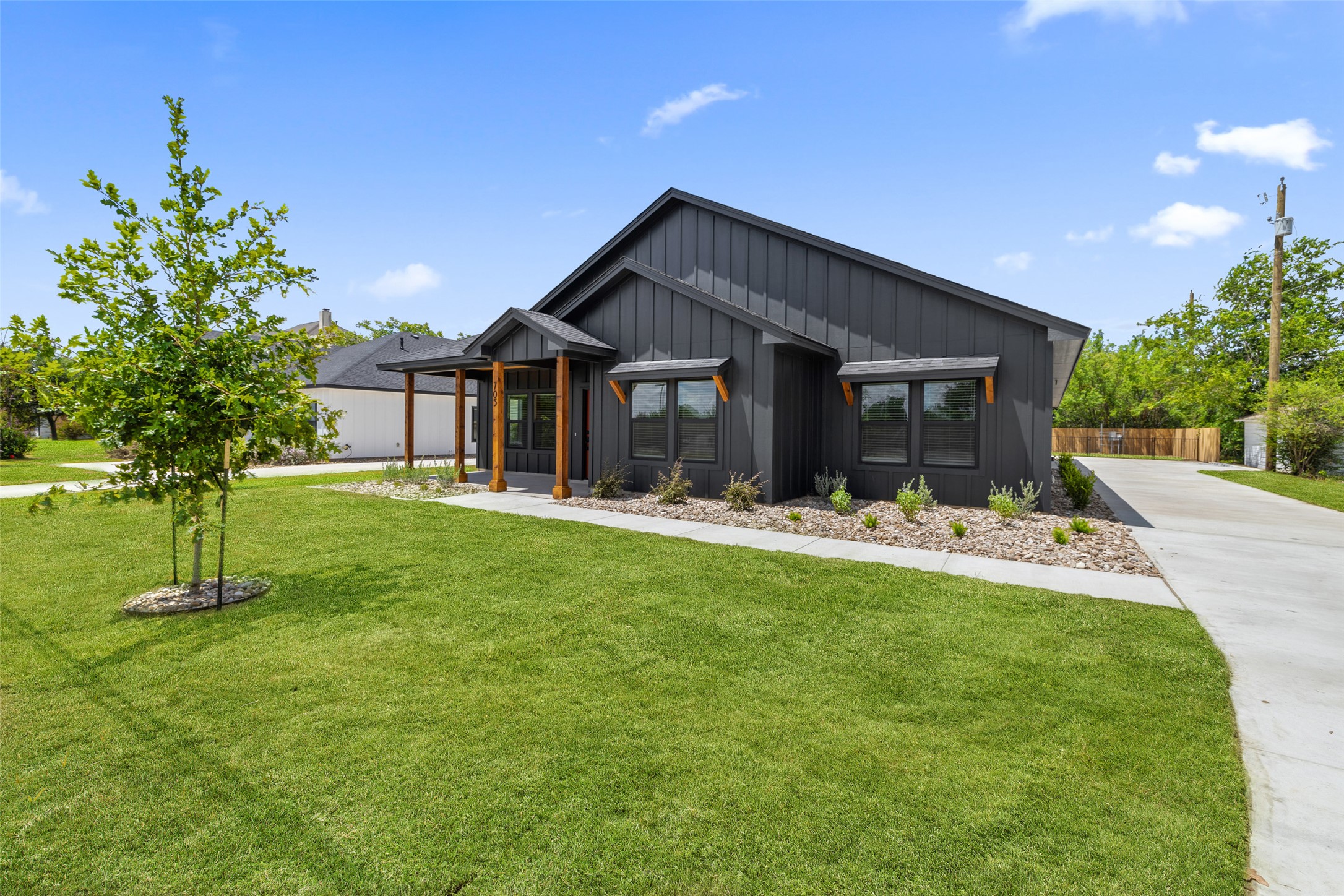 705 Sloan Street Taylor, TX 76574 - Photo 4 of 40