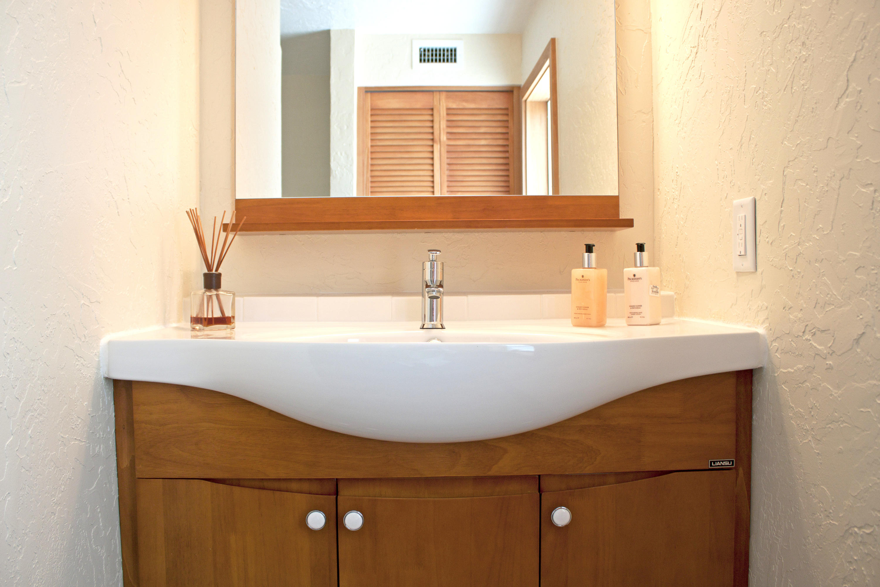 218 Avila Road West Palm Beach, FL 33405 - Photo 16 of 28 Bathroom upstairs
