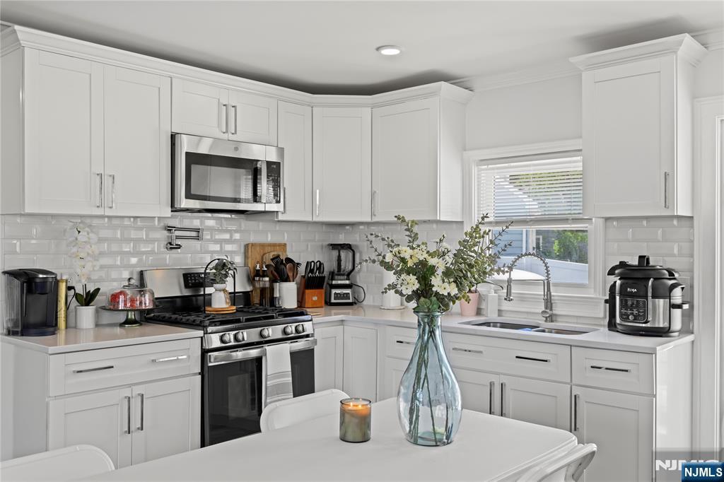 65 Delmar Place Irvington, NJ 07111 - Photo 3 of 11