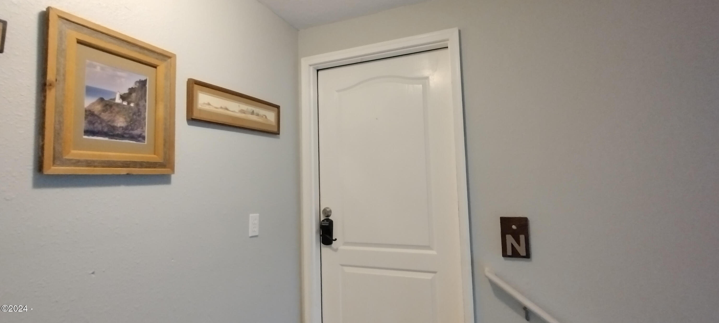 630 Southwest Fall Street Newport, OR 97365 - Photo 2 of 28 Foyer Entrance