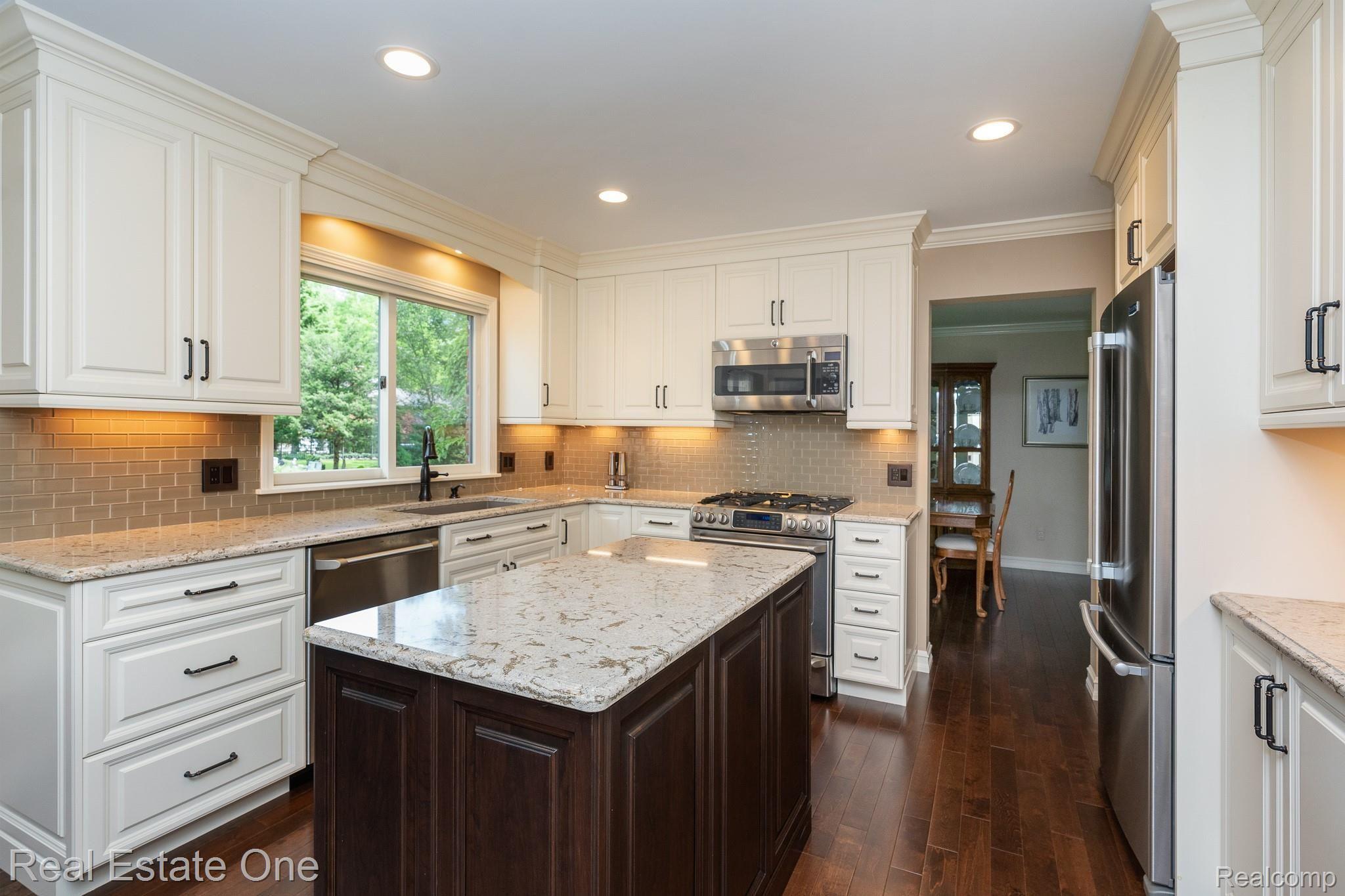1362 Oakrock Lane Rochester, MI 48309 - Photo 9 of 31 Custom LaFata Cabinets.jpg