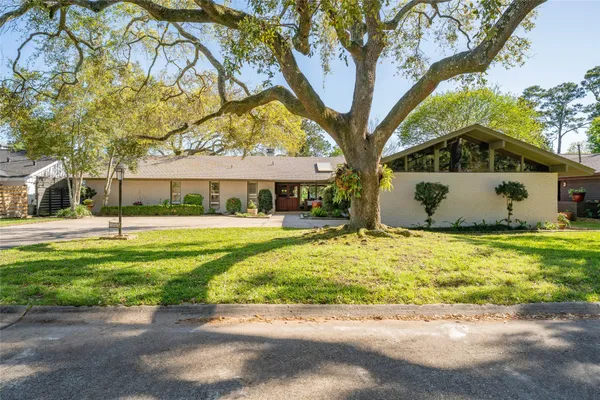 $569,000 | 135 Woodhaven Lane, Taylor Lake Village, TX 77586
