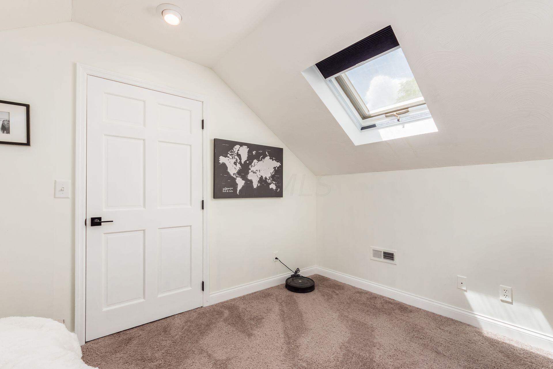 1044 Rutland Way Columbus, OH 43085 - Photo 42 of 67 Flex room skylight