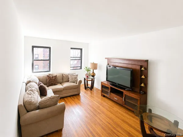 $379,000 | 118-60 Metropolitan Avenue, Unit 3C | Kew Gardens