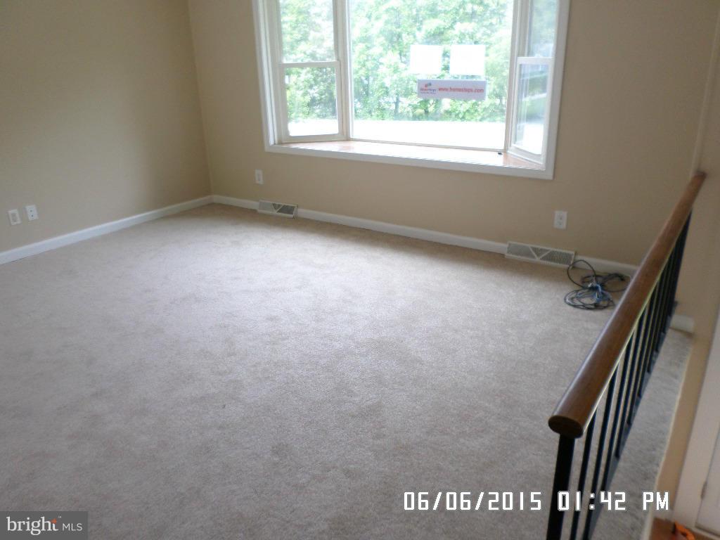 2712 Coon Club Road Westminster, MD 21157 - Photo 5 of 21 Living Room