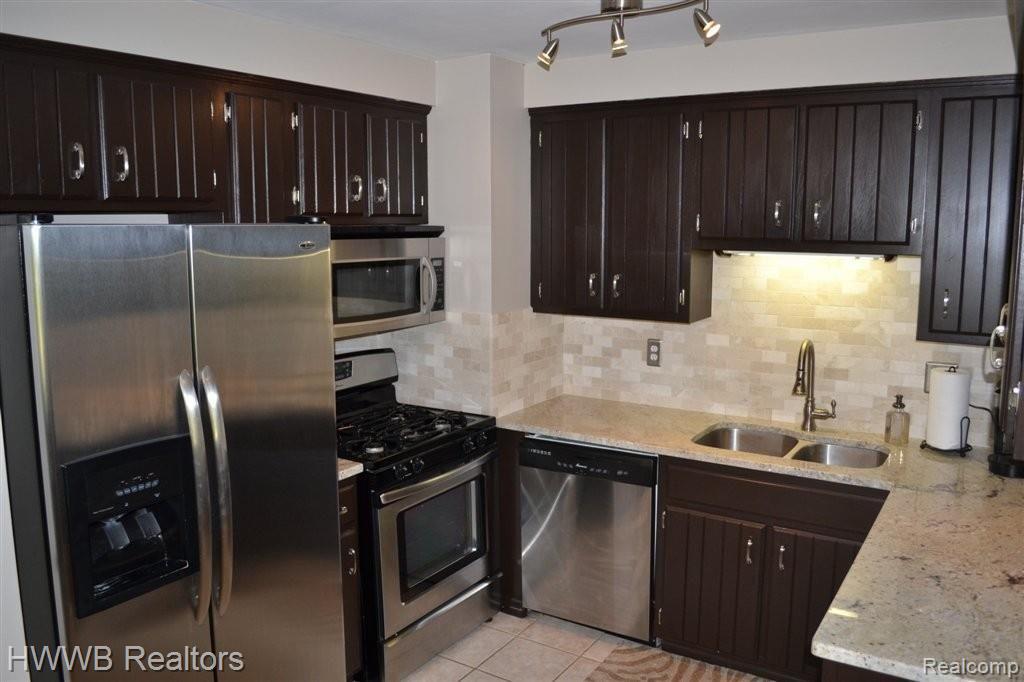 2318 Arizona Court Rochester, MI 48309 - Photo 8 of 33 Kitchen