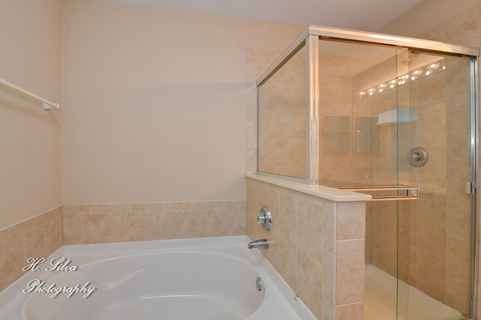 9425 Rainsford Drive Huntley, IL 60142 - Photo 11 of 15 a bathroom with a bathtub
