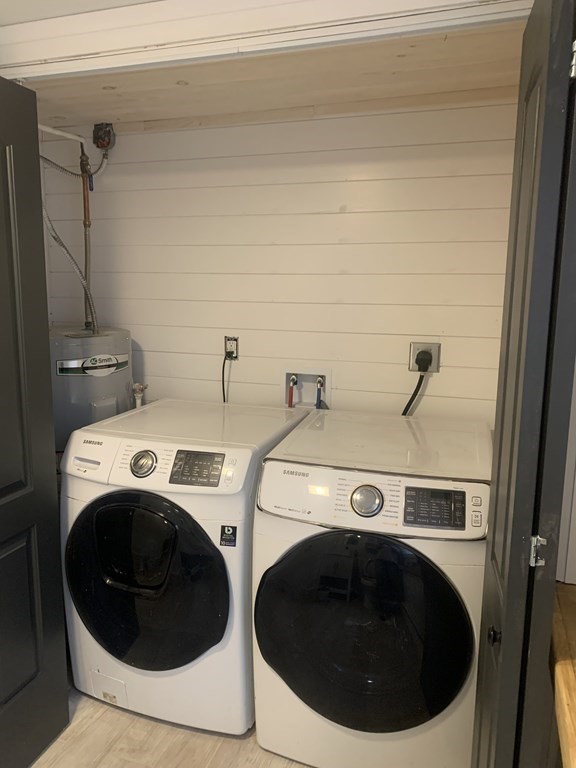 111 Warrenton Street Springfield, MA 01109 - Photo 10 of 18 a utility room with dryer and washer