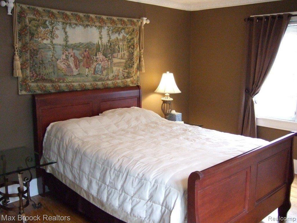 435 West Iroquois Road Pontiac, MI 48341 - Photo 19 of 25 Spacious Serene Master Bedroom