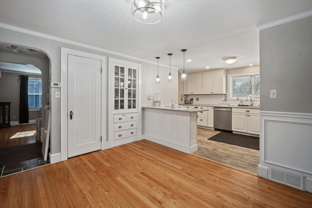 144 Gillette Avenue Springfield, MA 01118 - Photo 5 of 38 Gallery Image 5