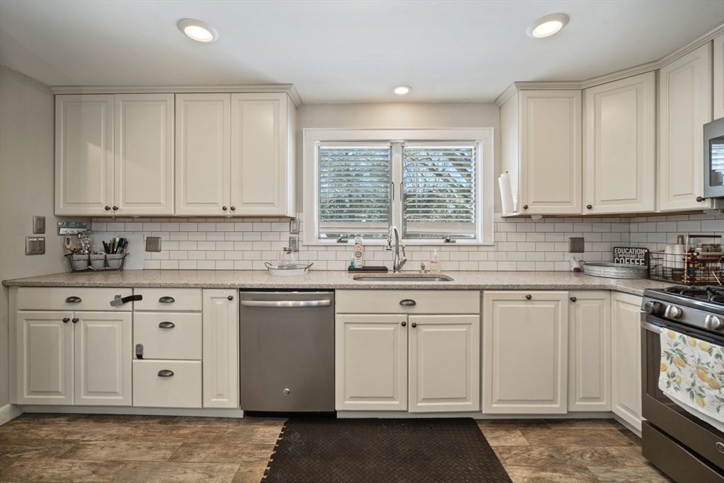 144 Gillette Avenue Springfield, MA 01118 - Photo 8 of 38 Gallery Image 8